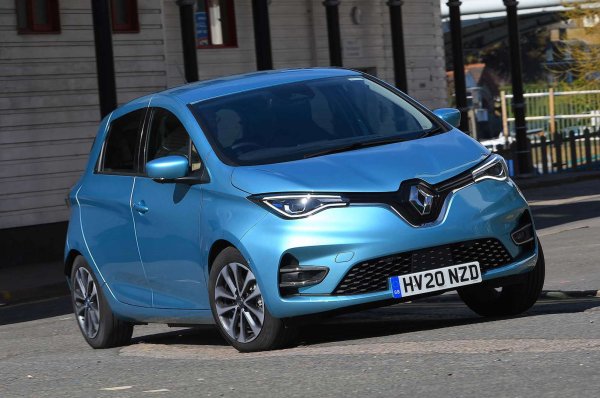 Малките електрически автомобили не винаги са известни с добрия пробег. Кола, която противоречи на това, е брилянтният Renault Zoe. Ранните модели бяха оборудвани с 41kWh батерия, но второто поколение получи по-голям блок от 52kWh, даващ официален пробег до 400 км. За за кола с такъв размер е доста впечатляващо. В реални условия получавате поне 320 км. 

Zoe вози и се справя разумно, но може да ускори от място с достатъчно бързо темпо. Кормилното управление е леко и прецизно. 

Най-големият недостатък на Zoe е неговият рейтинг за безопасност. Euro NCAP отказа да го оцени в края на 2021 г., когато Renault премахна някои животоспасяващи съоръжения. Оценката без звезди не е добра, но не означава, че Zoe не е безопасен в сравнение с по-старите автомобили. Просто не получава най-новите технологични функции в това отношение. 

Стара кола от 2017 моделна година с 41kWh и 105 000 километра върви за 7100 евро. 